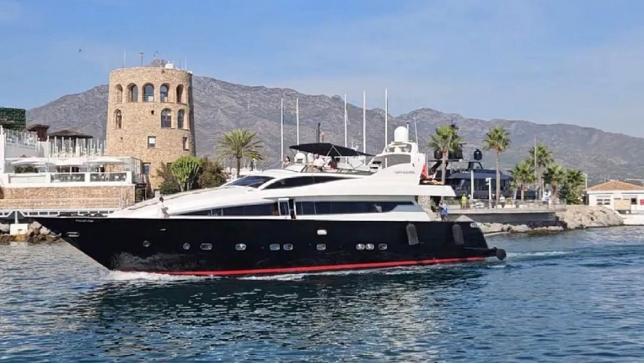 for-rent-yacht-antago-90-in-puerto-banus-marbella-0004